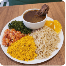 Prato completo com arroz e acompanhamentos