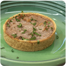 Torta individual servida em prato verde